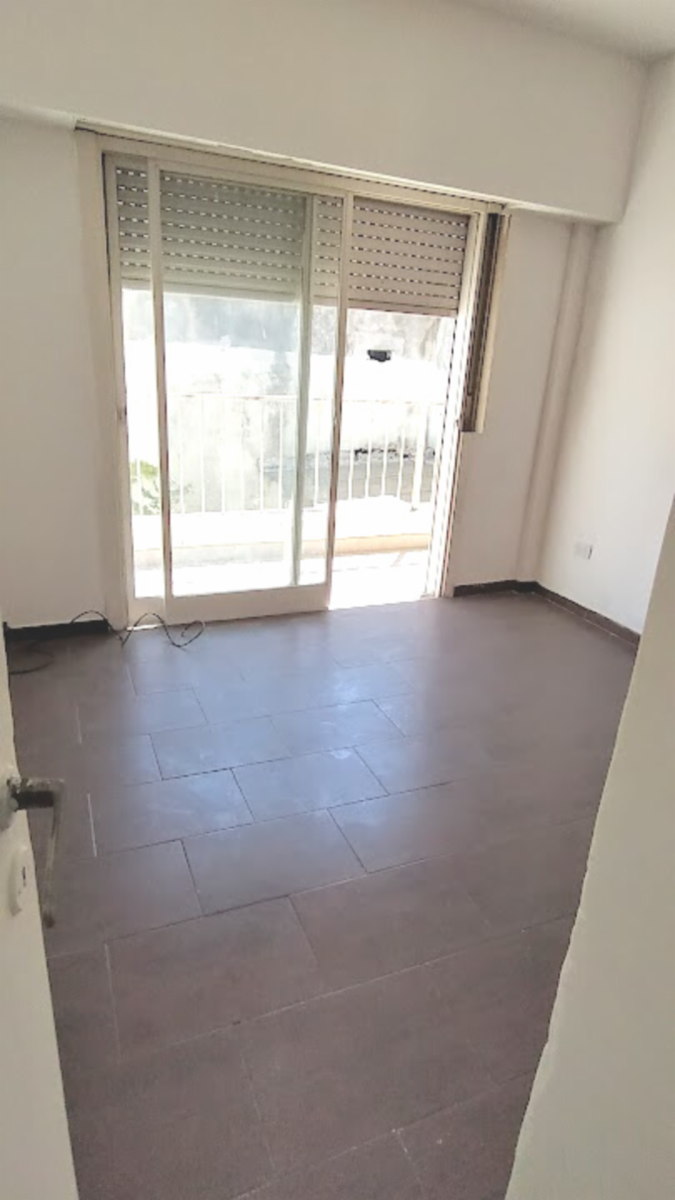 DEPARTAMENTO DE TRES AMBIENTES COCINA SEPARADA CON ESPACIO GUARDA COCHE — foto 3