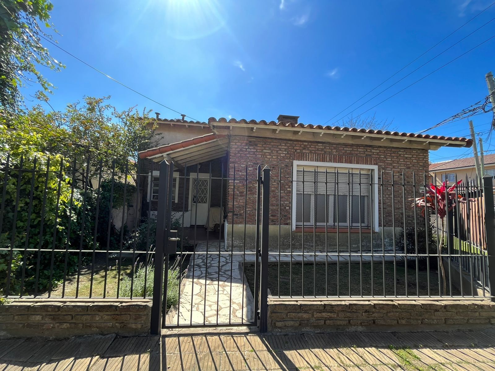 Muy bella casa en esquina en Rivadavia 1200, Temperley