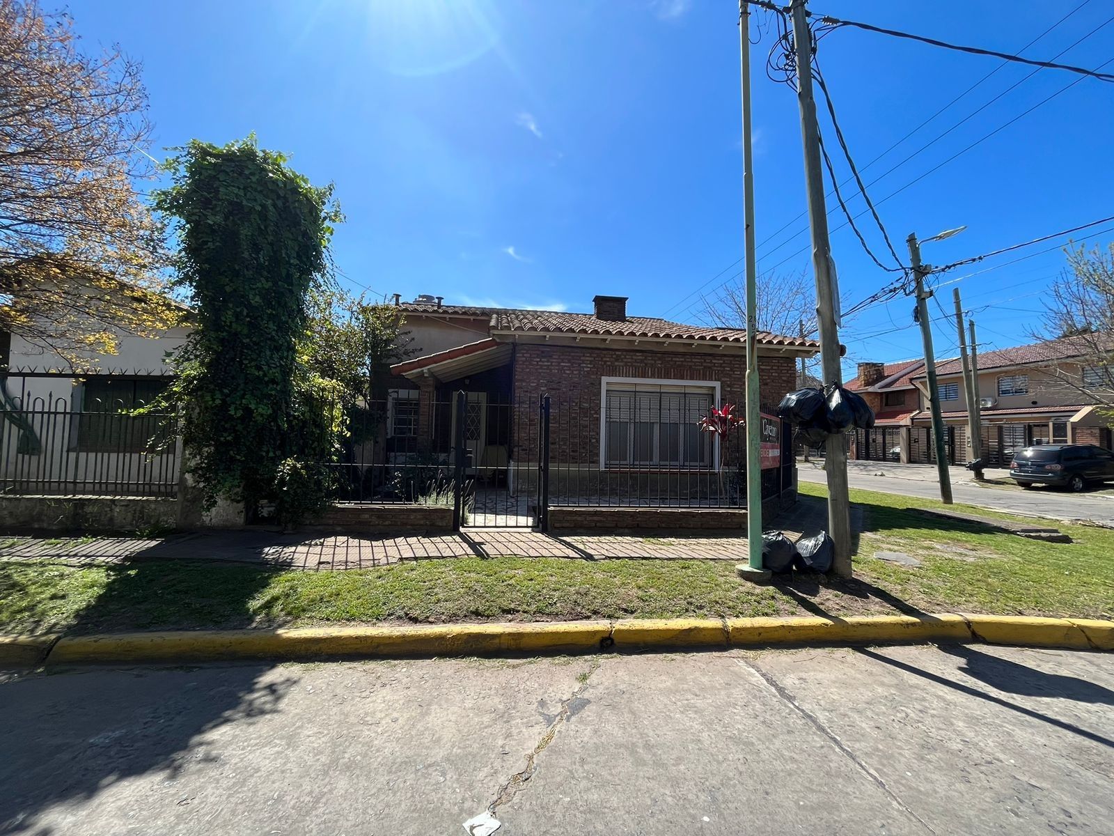 Muy bella casa en esquina en Rivadavia 1200, Temperley — foto 2