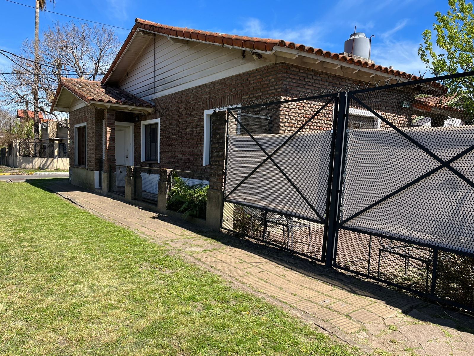 Muy bella casa en esquina en Rivadavia 1200, Temperley — foto 3