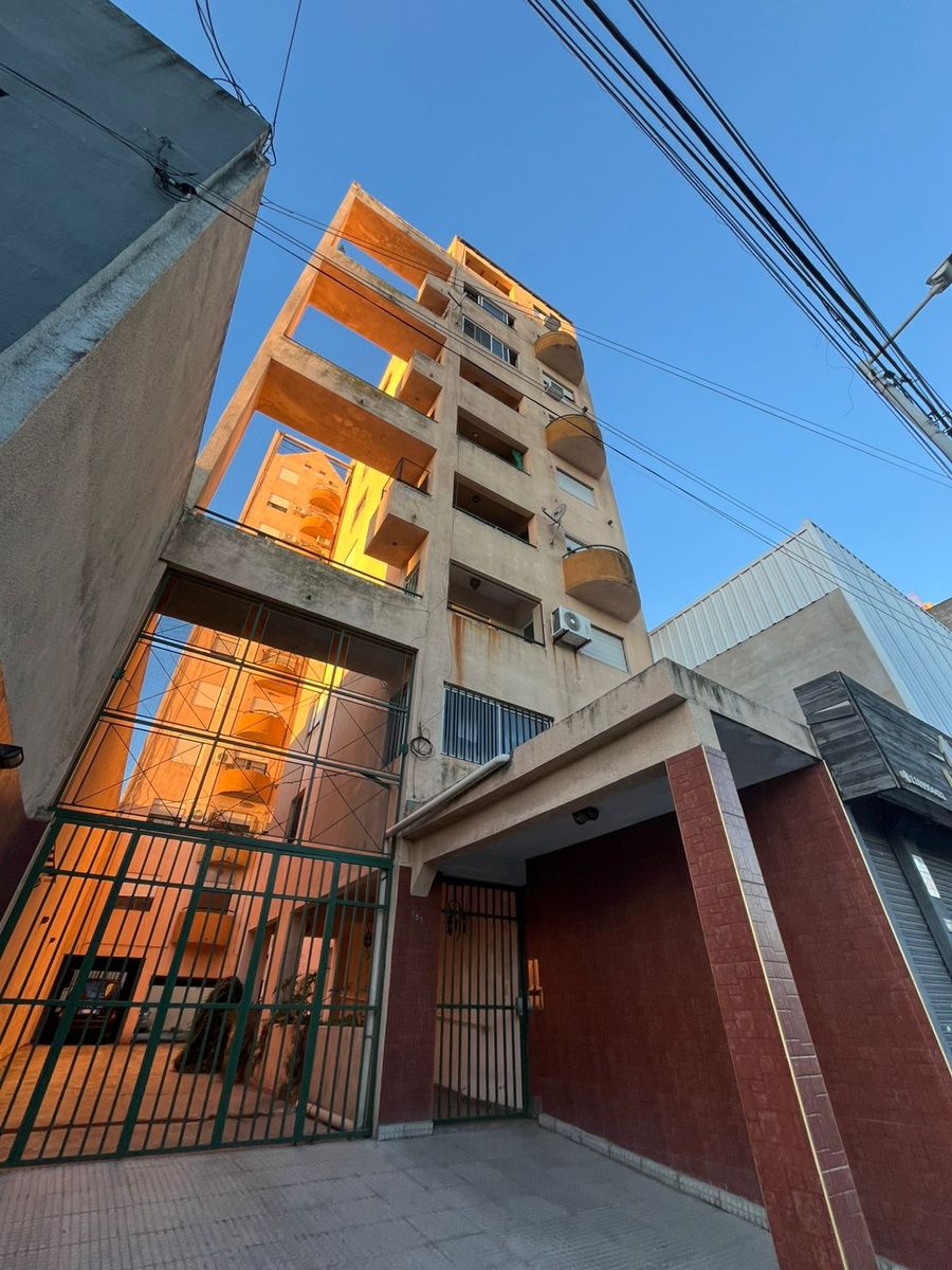 Departamento de dos ambientes con balcón en Piñeyro - 1