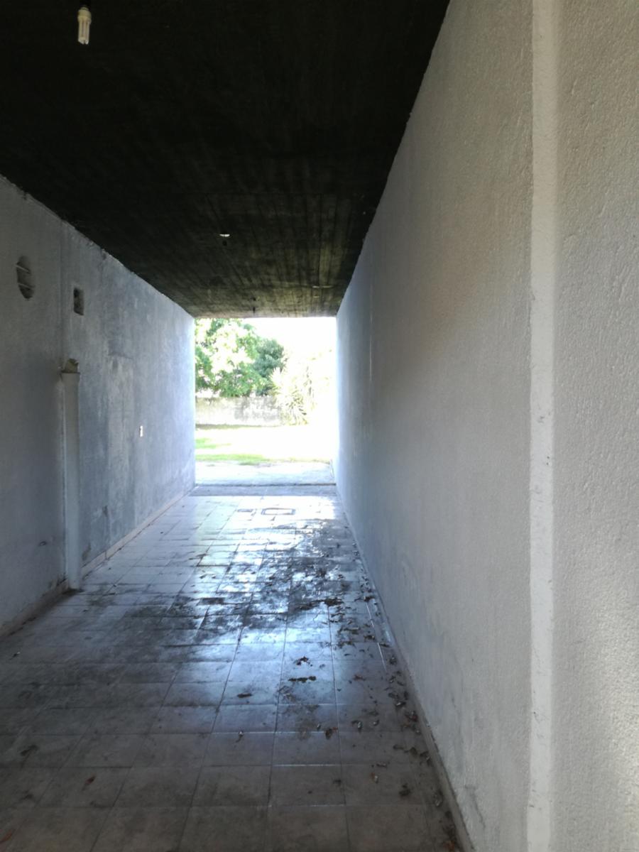 Excelente propiedad multifuncional, posee 2 locales y casa 1er piso 4 amb, garage, pileta y jardín. — foto 2