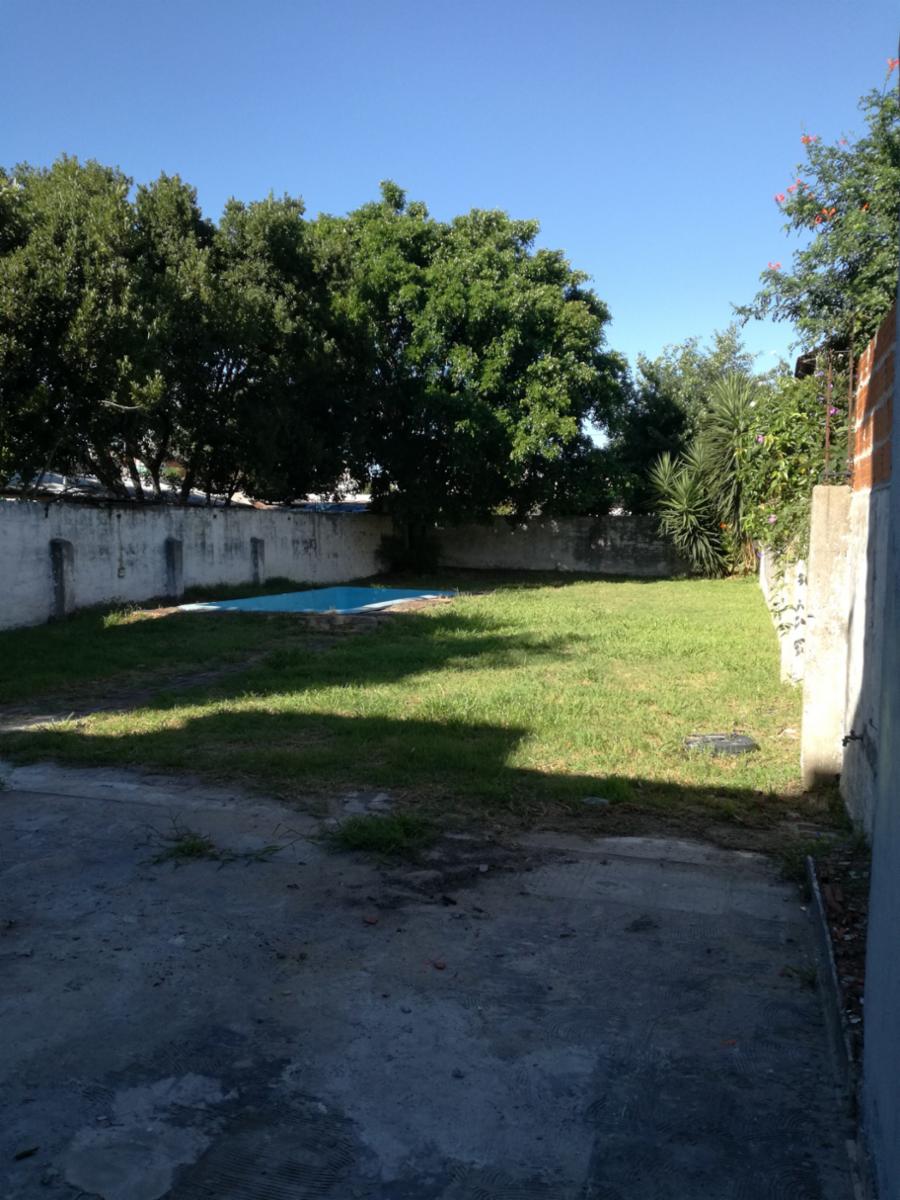 Excelente propiedad multifuncional, posee 2 locales y casa 1er piso 4 amb, garage, pileta y jardín. — foto 3