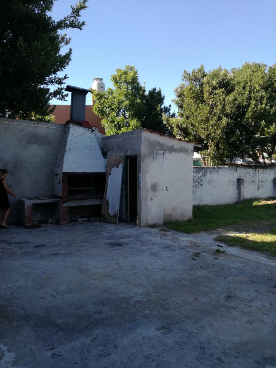 Excelente propiedad multifuncional, posee 2 locales y casa 1er piso 4 amb, garage, pileta y jardín. — foto 4