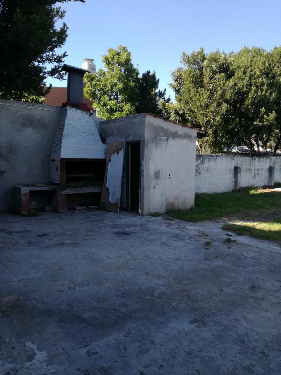Excelente propiedad multifuncional, posee 2 locales y casa 1er piso 4 amb, garage, pileta y jardín. — foto 5