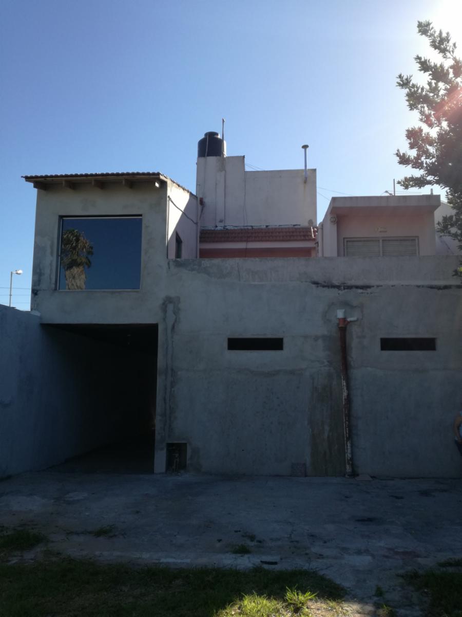 Excelente propiedad multifuncional, posee 2 locales y casa 1er piso 4 amb, garage, pileta y jardín. — foto 6