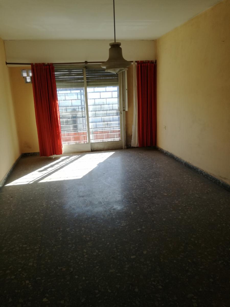 Excelente propiedad multifuncional, posee 2 locales y casa 1er piso 4 amb, garage, pileta y jardín. — foto 7