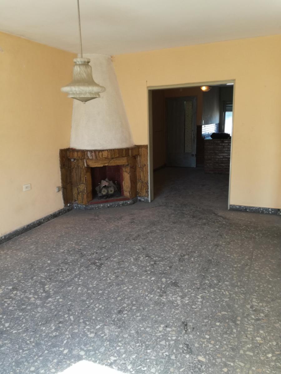 Excelente propiedad multifuncional, posee 2 locales y casa 1er piso 4 amb, garage, pileta y jardín. — foto 8