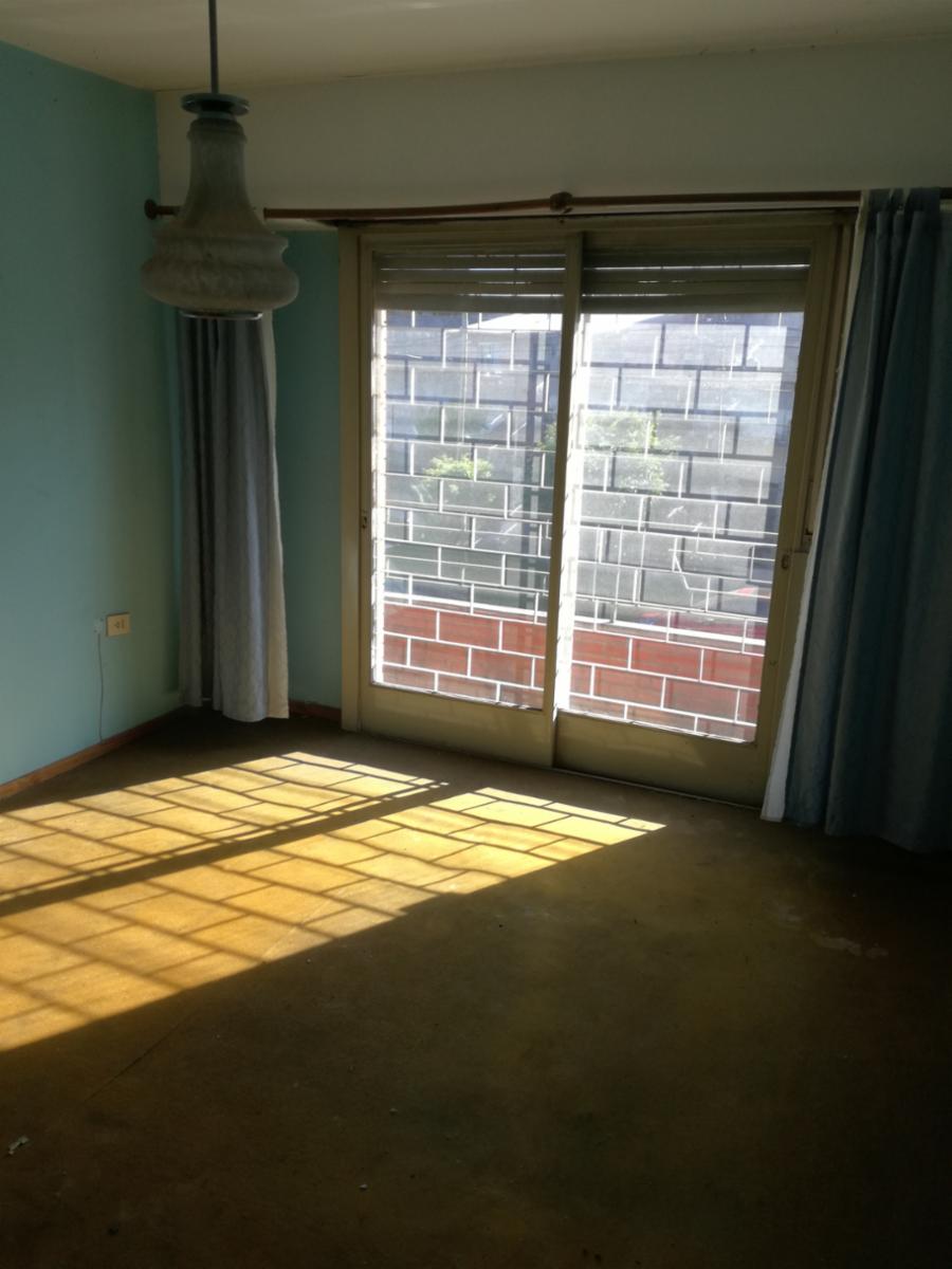 Excelente propiedad multifuncional, posee 2 locales y casa 1er piso 4 amb, garage, pileta y jardín. — foto 9