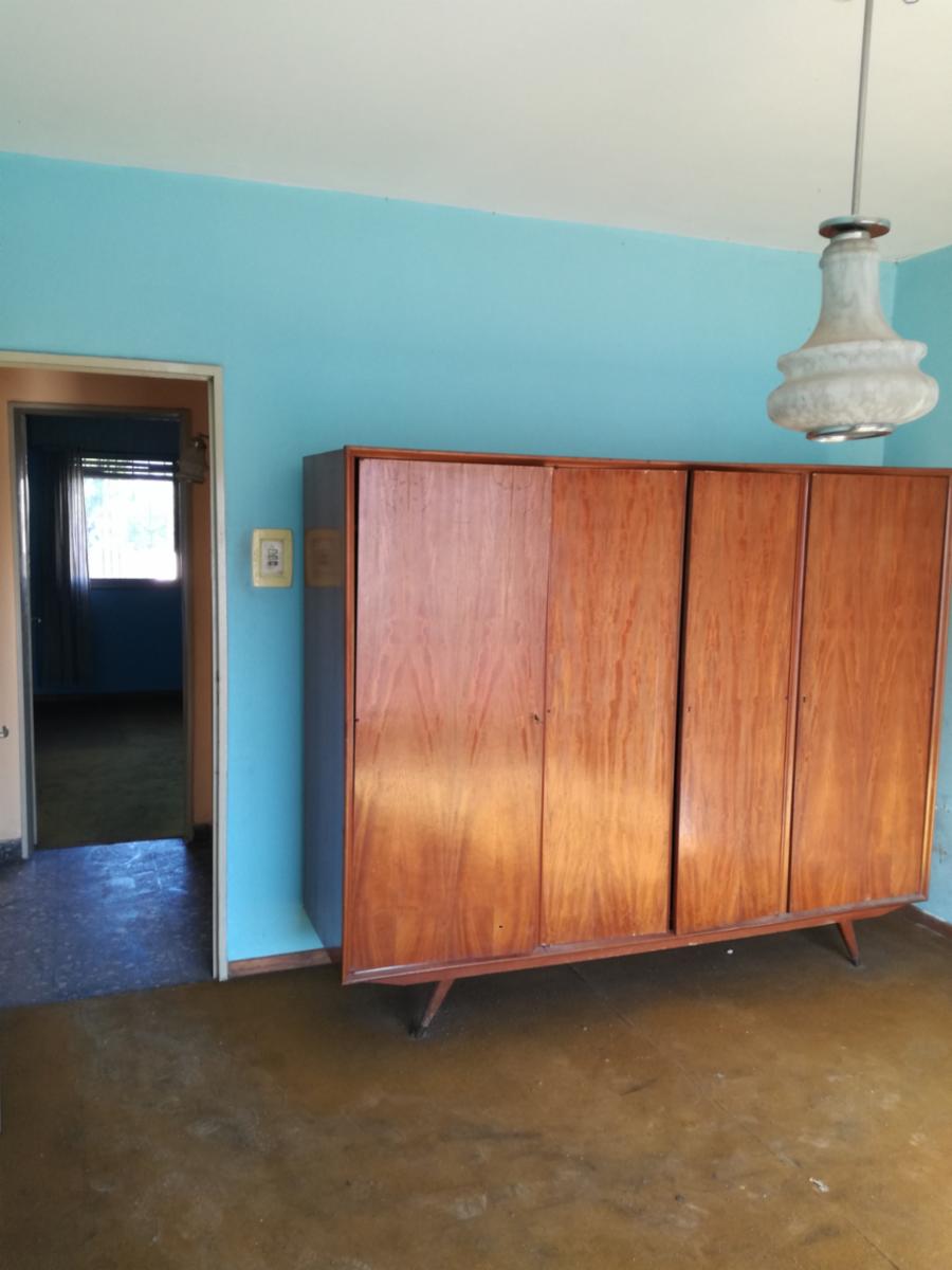 Excelente propiedad multifuncional, posee 2 locales y casa 1er piso 4 amb, garage, pileta y jardín. — foto 10
