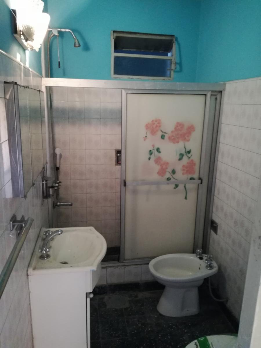 Excelente propiedad multifuncional, posee 2 locales y casa 1er piso 4 amb, garage, pileta y jardín. — foto 11