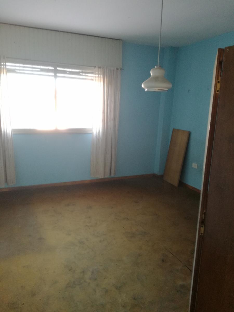 Excelente propiedad multifuncional, posee 2 locales y casa 1er piso 4 amb, garage, pileta y jardín. — foto 12
