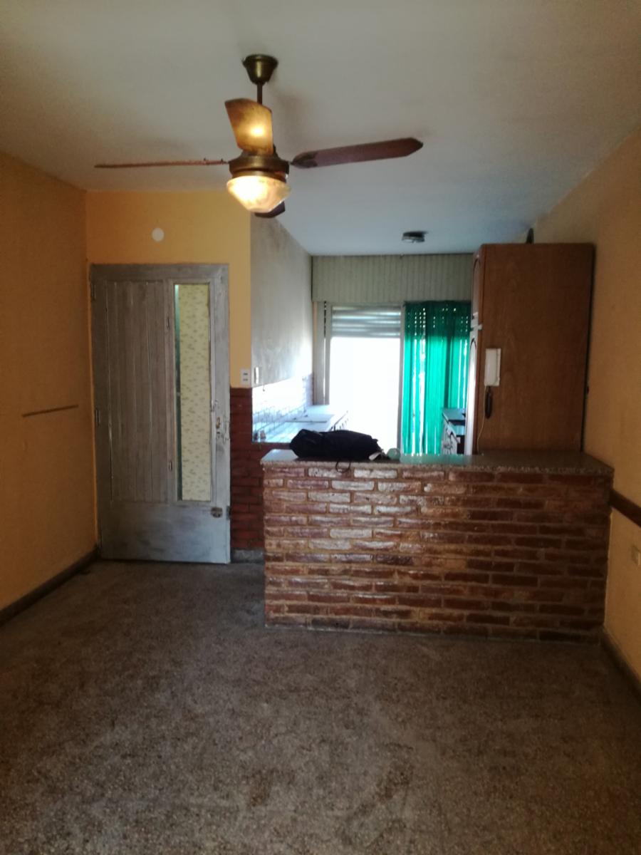 Excelente propiedad multifuncional, posee 2 locales y casa 1er piso 4 amb, garage, pileta y jardín. — foto 14