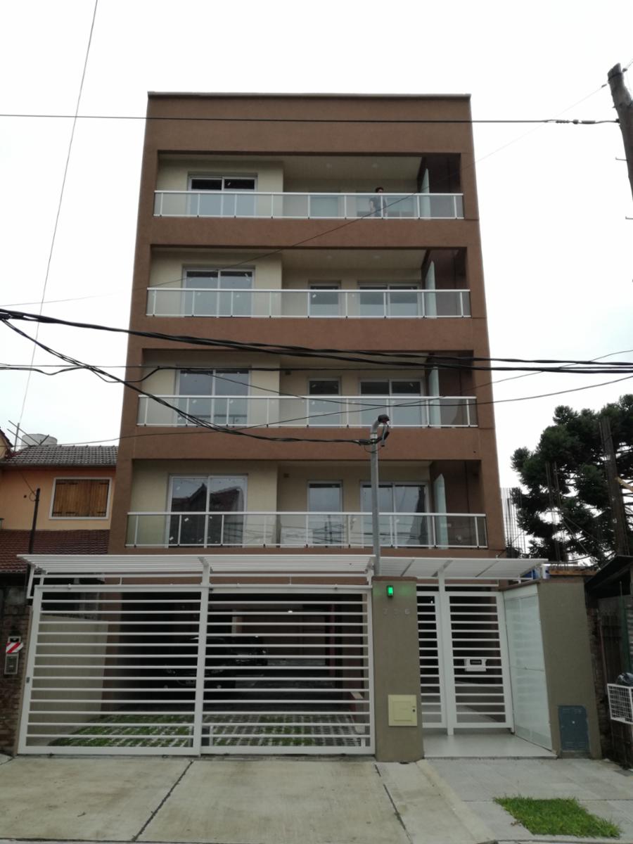 Excelente Departamento a ESTRENAR 2 Ambientes (2º piso) con cochera (opcional). Posee balcón, cocina integrada al ambiente del living-comedor, dormitorio con placard y estufas en los ambientes.