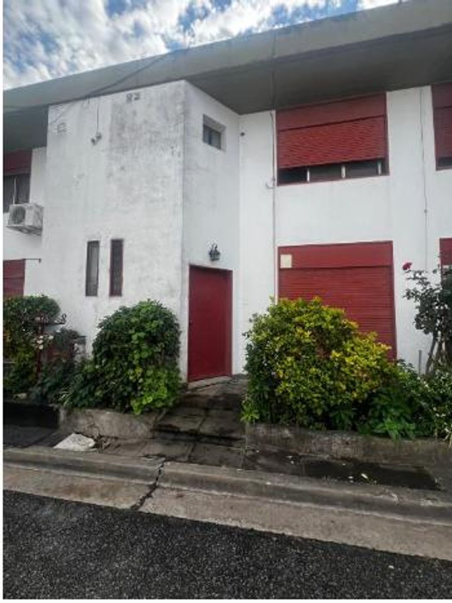 Muy Buen Dúplex con 3 Dormitorios en Barrio Cartero. Posee living-comedor, cocina, lavadero, jardín al frente, patio atrás y parrilla y 3 dormitorios con placard y baño completo. — foto 2