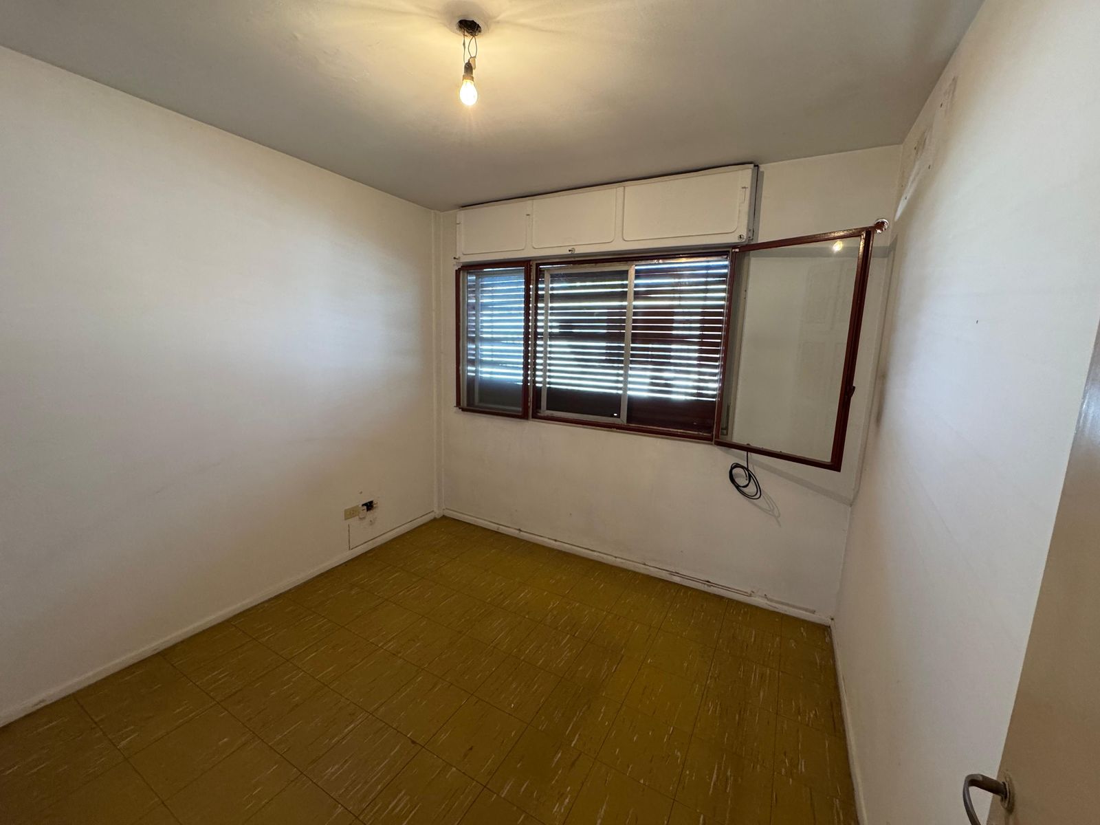 Muy Buen Dúplex con 3 Dormitorios en Barrio Cartero. Posee living-comedor, cocina, lavadero, jardín al frente, patio atrás y parrilla y 3 dormitorios con placard y baño completo. — foto 3