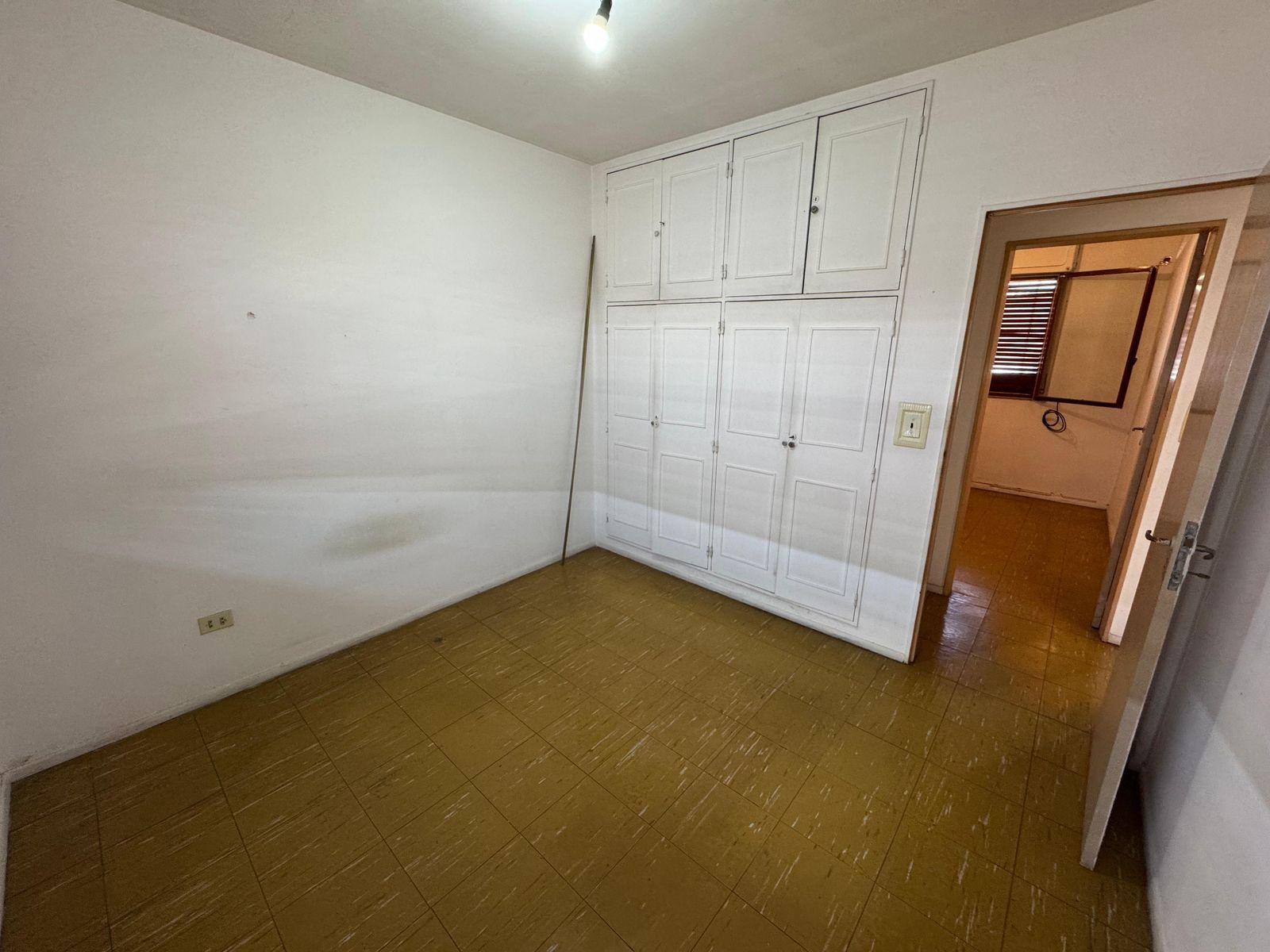 Muy Buen Dúplex con 3 Dormitorios en Barrio Cartero. Posee living-comedor, cocina, lavadero, jardín al frente, patio atrás y parrilla y 3 dormitorios con placard y baño completo. — foto 4
