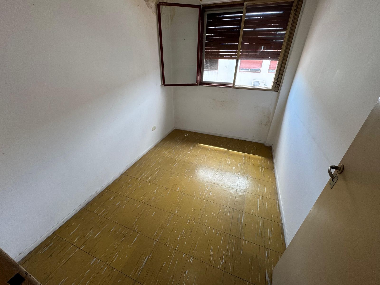 Muy Buen Dúplex con 3 Dormitorios en Barrio Cartero. Posee living-comedor, cocina, lavadero, jardín al frente, patio atrás y parrilla y 3 dormitorios con placard y baño completo. — foto 13