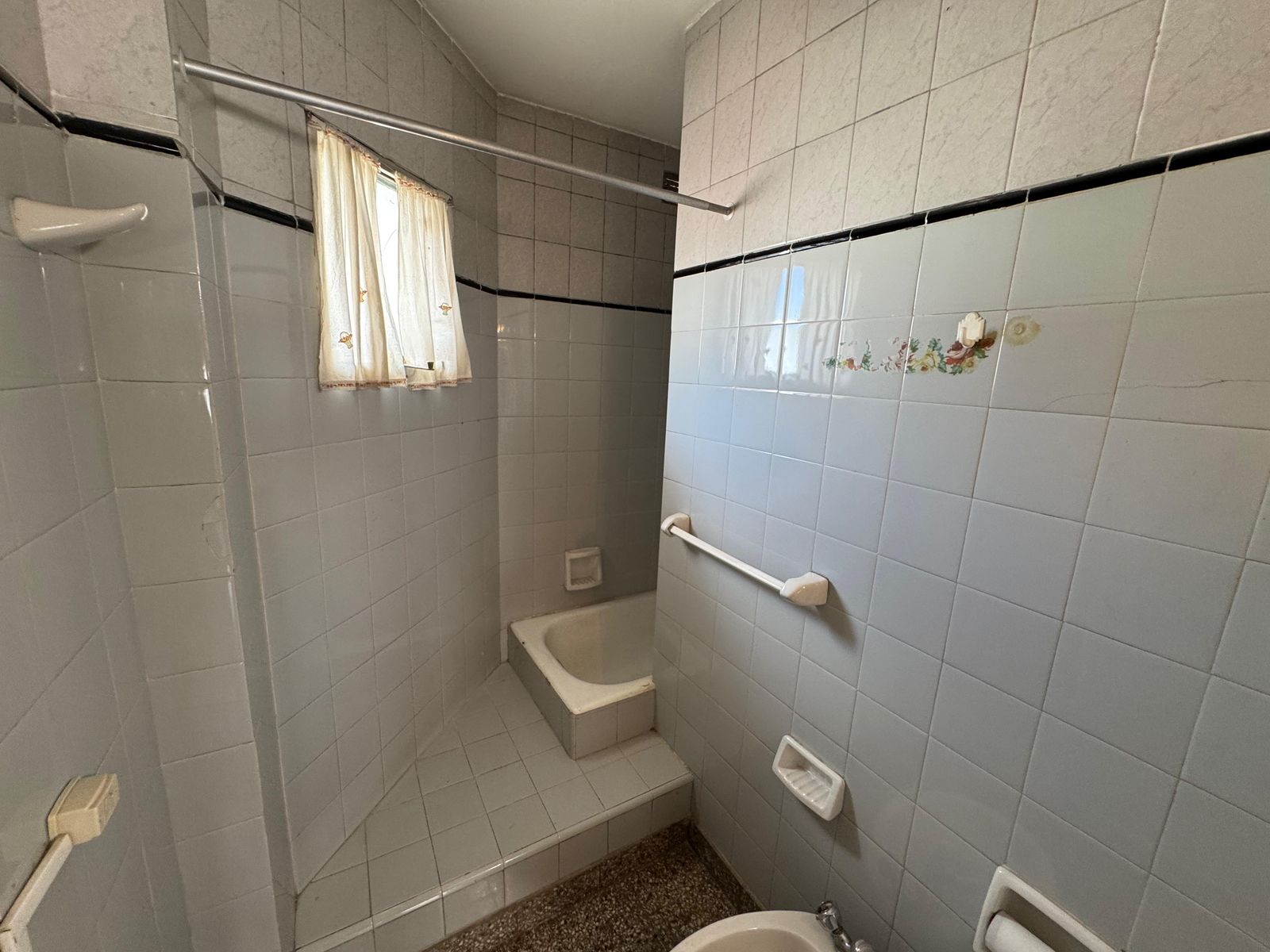 Muy Buen Dúplex con 3 Dormitorios en Barrio Cartero. Posee living-comedor, cocina, lavadero, jardín al frente, patio atrás y parrilla y 3 dormitorios con placard y baño completo. — foto 14