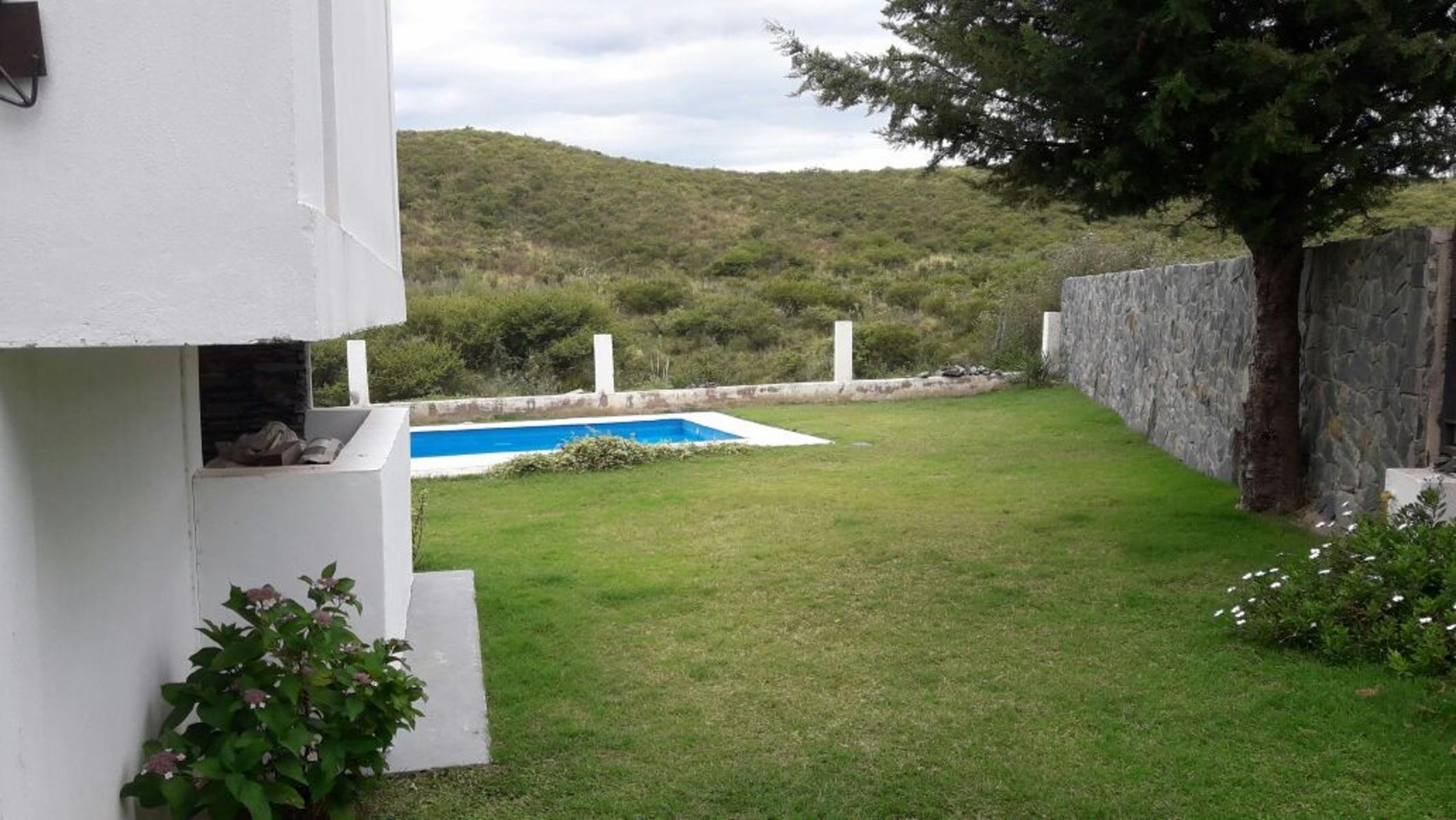 Hermosa y Excelente Propiedad en Potrero de los Funes, Pcia. de San Luis, con piscina, vista a las sierras y a 7 cuadras del lago. IMPERDIBLE Y EN UN LUGAR PRACTICAMENTE LIBRE DE INSEGURIDAD. — foto 10