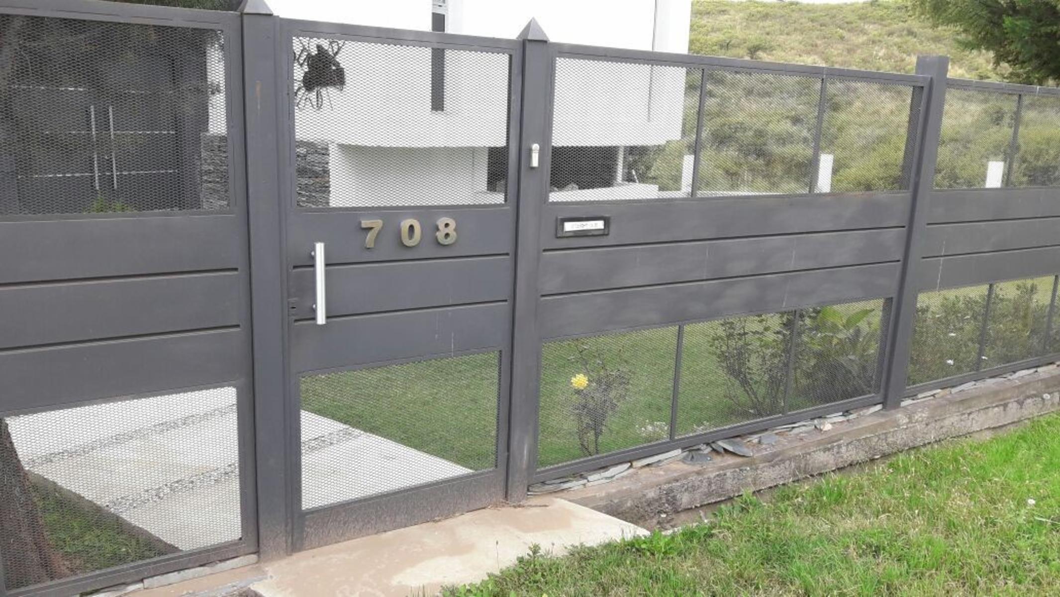 Hermosa y Excelente Propiedad en Potrero de los Funes, Pcia. de San Luis, con piscina, vista a las sierras y a 7 cuadras del lago. IMPERDIBLE Y EN UN LUGAR PRACTICAMENTE LIBRE DE INSEGURIDAD. — foto 12