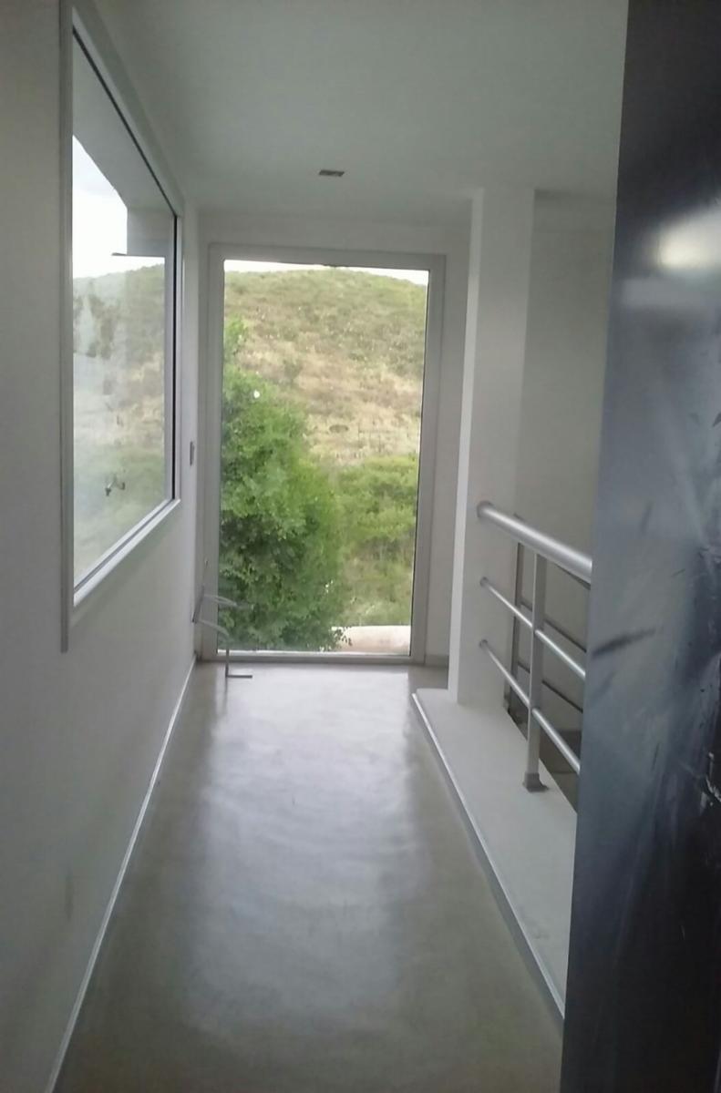 Hermosa y Excelente Propiedad en Potrero de los Funes, Pcia. de San Luis, con piscina, vista a las sierras y a 7 cuadras del lago. IMPERDIBLE Y EN UN LUGAR PRACTICAMENTE LIBRE DE INSEGURIDAD. — foto 14