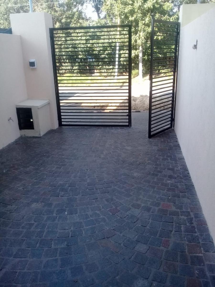 Excelente Duplex de 3 ambientes a ESTRENAR, PB: entrada de auto, living, toilette, cocina comedor diario, jardín y parrilla. PA: 2 dormitorios con placard y balcón, baño completo.