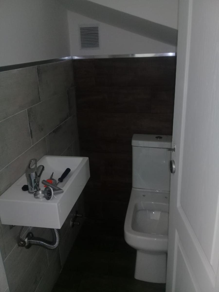 Excelente Duplex de 3 ambientes a ESTRENAR, PB: entrada de auto, living, toilette, cocina comedor diario, jardín y parrilla. PA: 2 dormitorios con placard y balcón, baño completo. — foto 3
