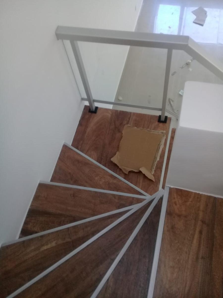 Excelente Duplex de 3 ambientes a ESTRENAR, PB: entrada de auto, living, toilette, cocina comedor diario, jardín y parrilla. PA: 2 dormitorios con placard y balcón, baño completo. — foto 4