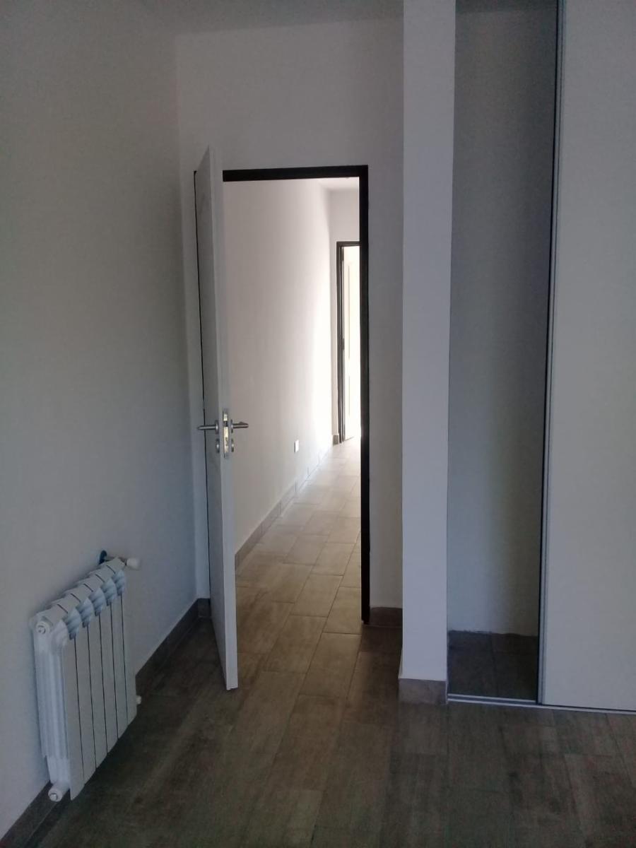 Excelente Duplex de 3 ambientes a ESTRENAR, PB: entrada de auto, living, toilette, cocina comedor diario, jardín y parrilla. PA: 2 dormitorios con placard y balcón, baño completo. — foto 5