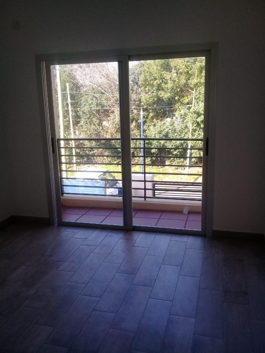 Excelente Duplex de 3 ambientes a ESTRENAR, PB: entrada de auto, living, toilette, cocina comedor diario, jardín y parrilla. PA: 2 dormitorios con placard y balcón, baño completo. — foto 7