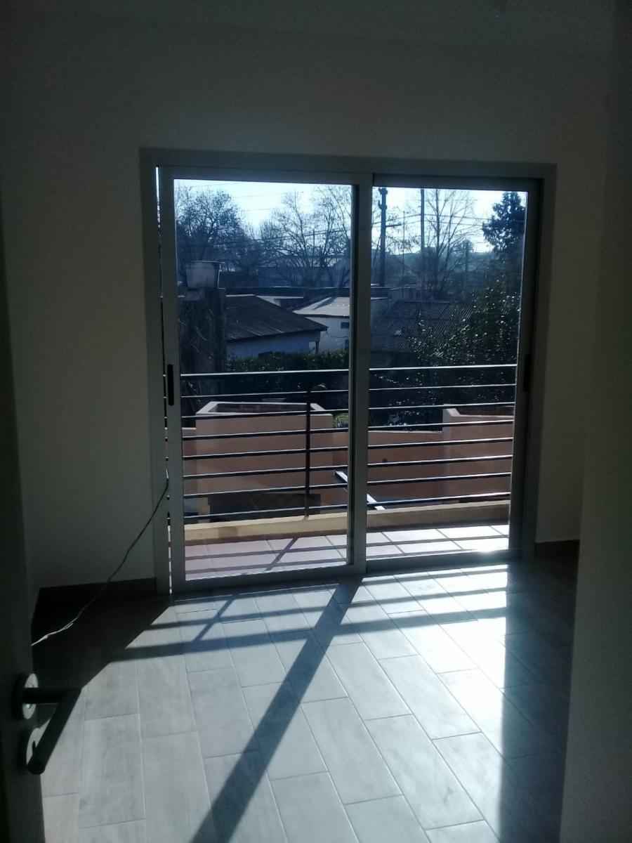 Excelente Duplex de 3 ambientes a ESTRENAR, PB: entrada de auto, living, toilette, cocina comedor diario, jardín y parrilla. PA: 2 dormitorios con placard y balcón, baño completo. — foto 9