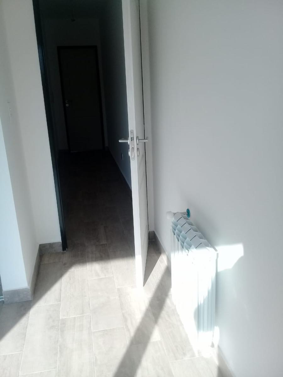 Excelente Duplex de 3 ambientes a ESTRENAR, PB: entrada de auto, living, toilette, cocina comedor diario, jardín y parrilla. PA: 2 dormitorios con placard y balcón, baño completo. — foto 10