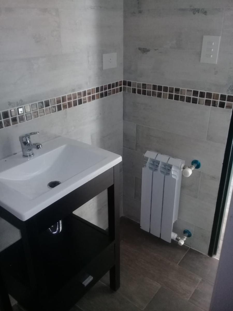 Excelente Duplex de 3 ambientes a ESTRENAR, PB: entrada de auto, living, toilette, cocina comedor diario, jardín y parrilla. PA: 2 dormitorios con placard y balcón, baño completo. — foto 12