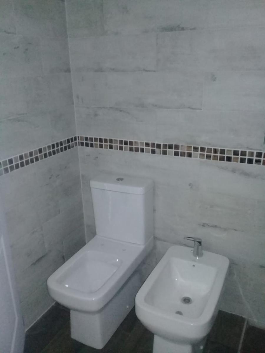 Excelente Duplex de 3 ambientes a ESTRENAR, PB: entrada de auto, living, toilette, cocina comedor diario, jardín y parrilla. PA: 2 dormitorios con placard y balcón, baño completo. — foto 13
