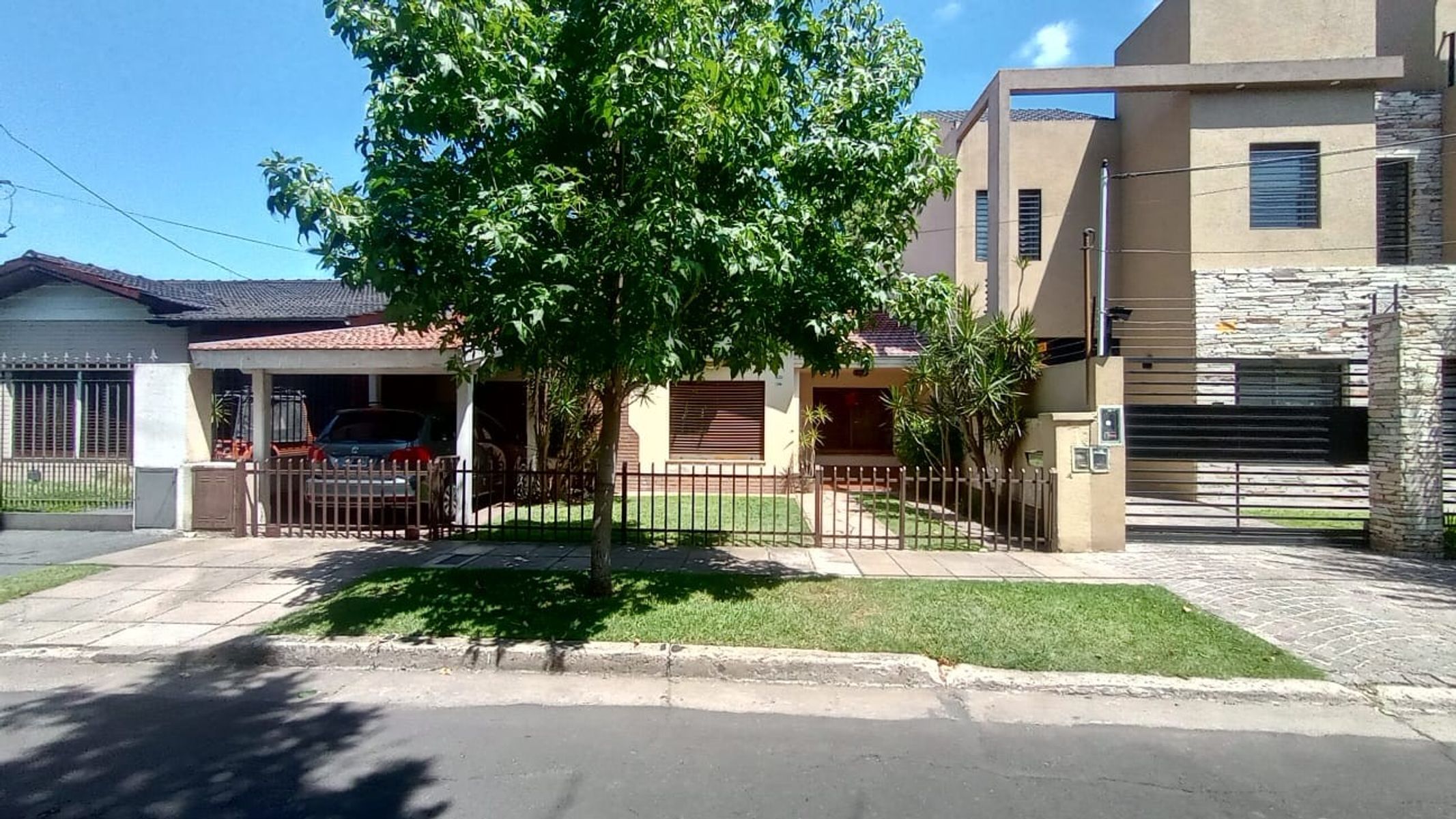 Casa con Cochera, Jardín y Fondo Libre en el Corazón de Ciudad Jardín