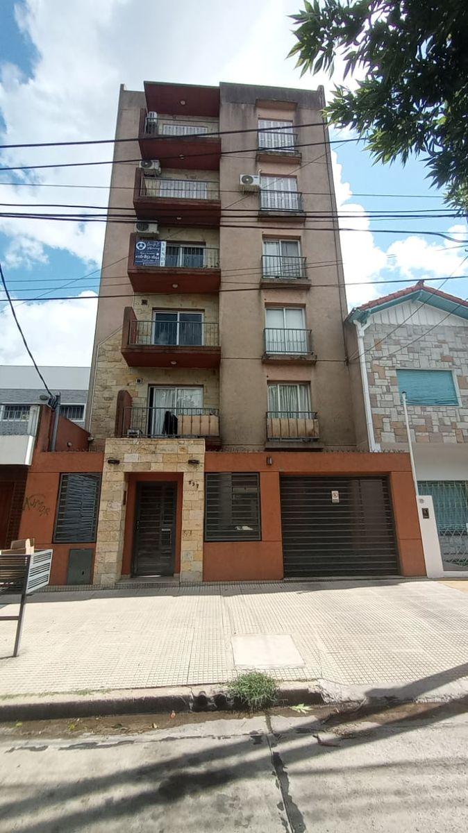 Luminoso Departamento de 2 Ambientes con Cochera y Baulera en El Palomar — foto 2
