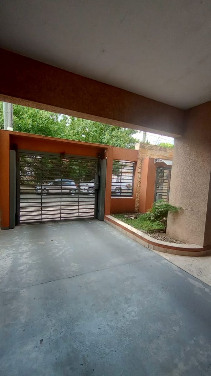 Luminoso Departamento de 2 Ambientes con Cochera y Baulera en El Palomar — foto 3