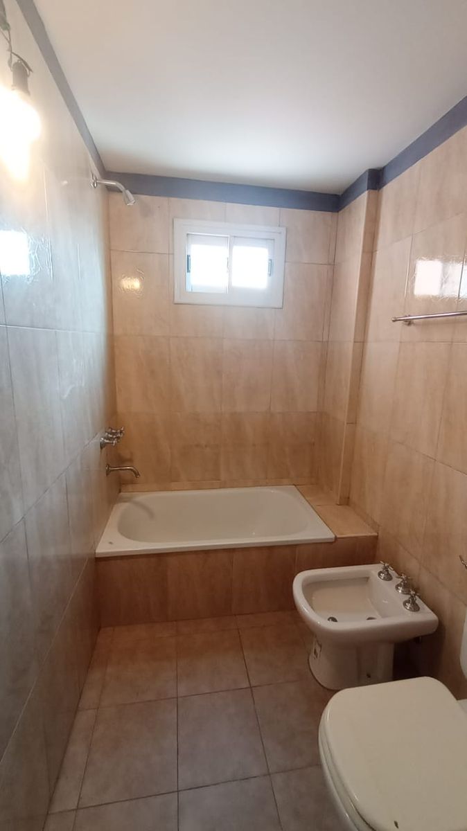 Luminoso Departamento de 2 Ambientes con Cochera y Baulera en El Palomar — foto 11