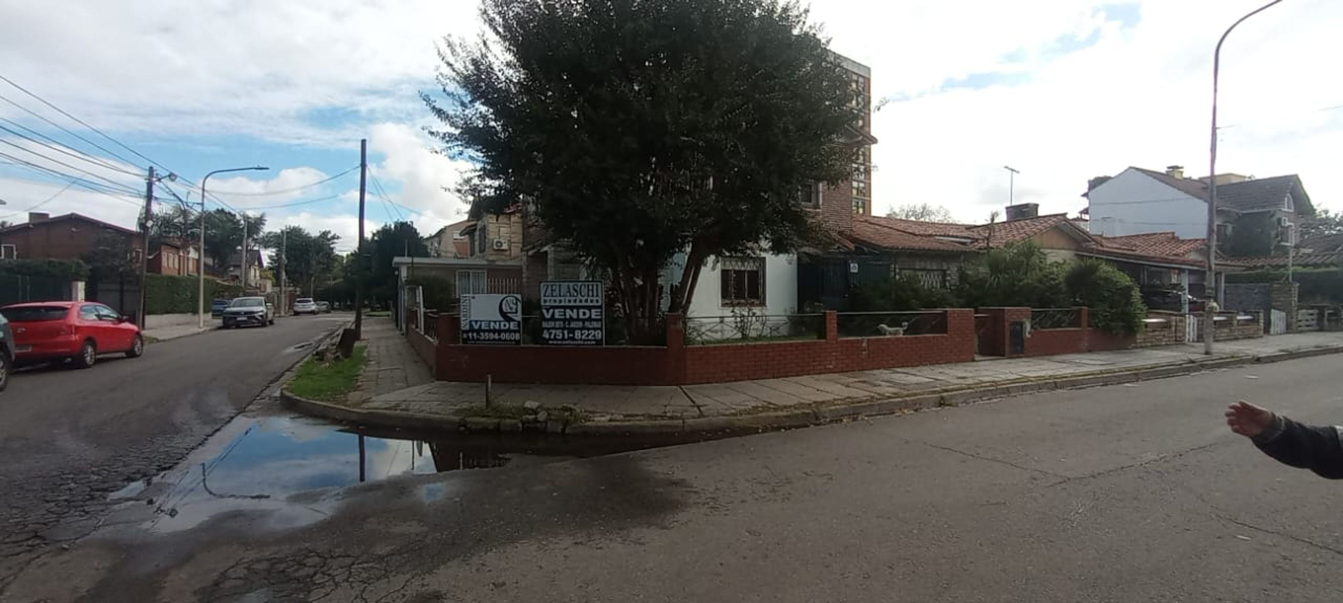 Propiedad en Esquina con Gran Parque y Potencial de Remodelación en Planta Baja
