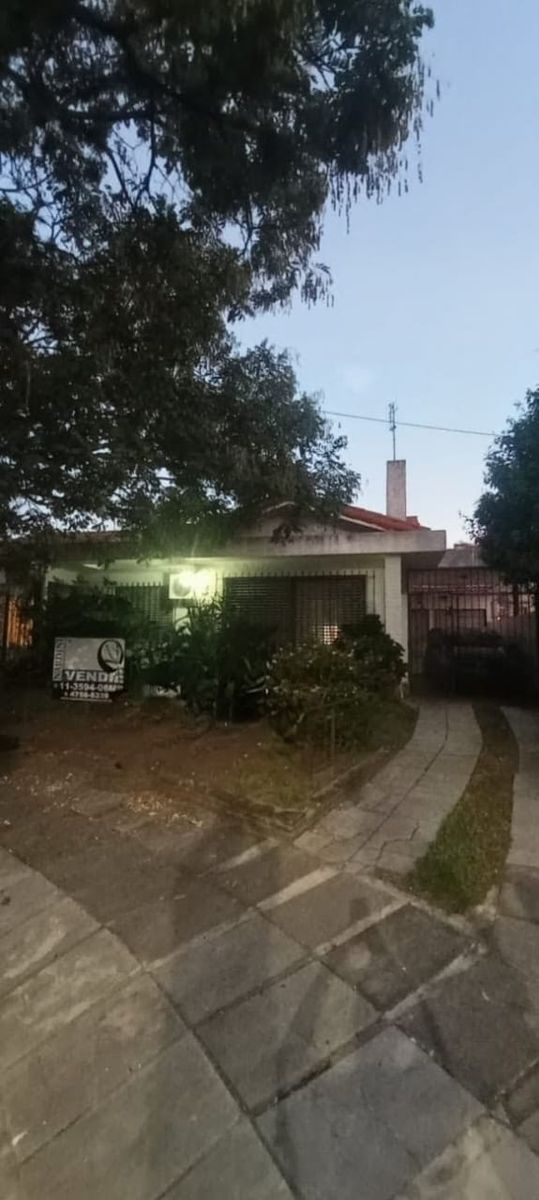 Chalet de Cuatro Ambientes Apta Crédito con Cochera Doble - 2