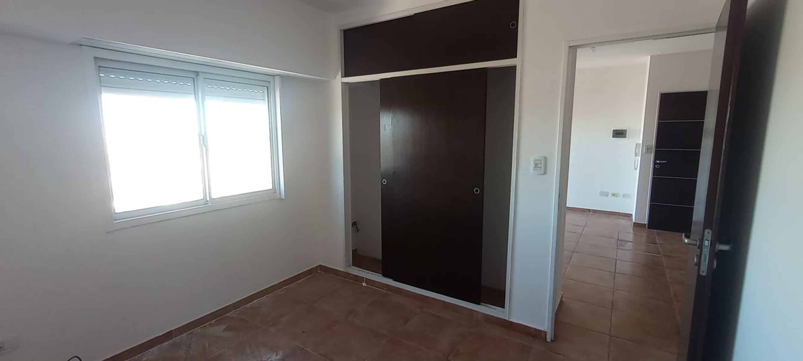 Venta de excelente departamento de 2 ambientes con cochera y vista panorámica frente a la estación de Martín Coronado - 1