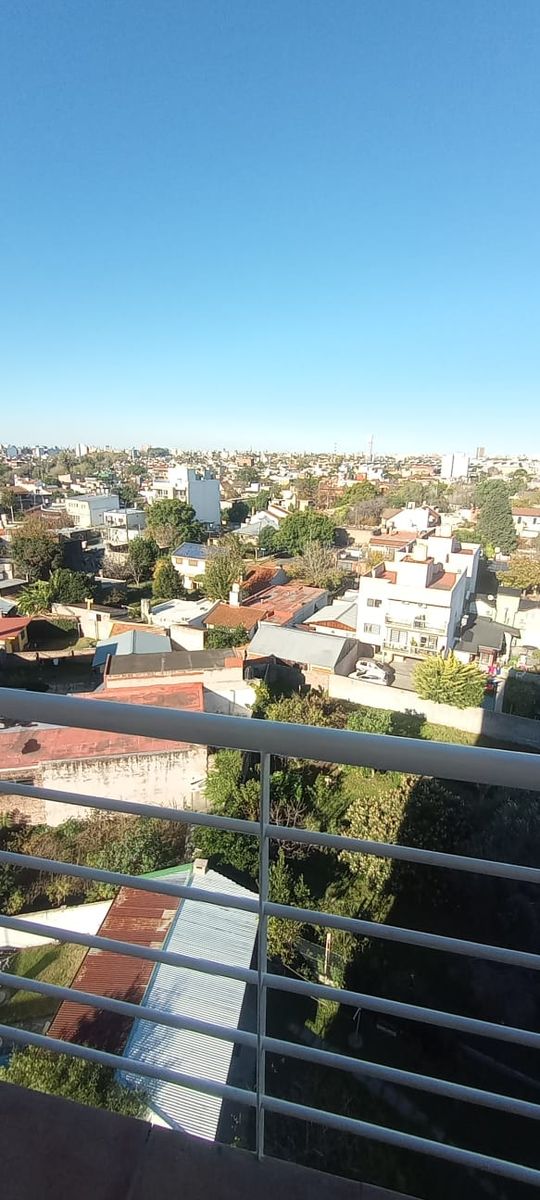 Venta de excelente departamento de 2 ambientes con cochera y vista panorámica frente a la estación de Martín Coronado - 2