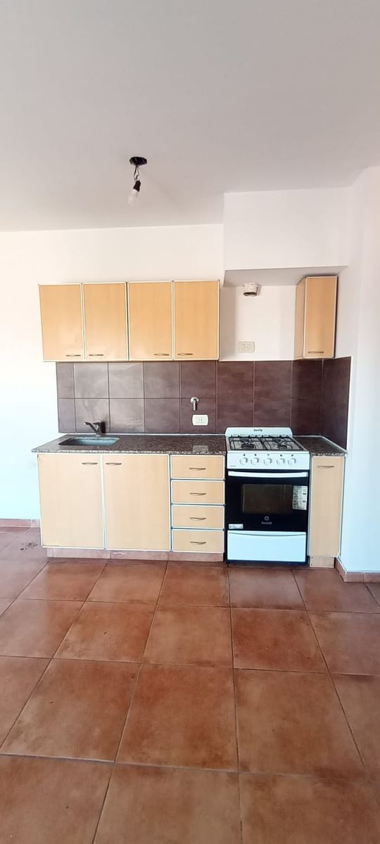Venta de excelente departamento de 2 ambientes con cochera y vista panorámica frente a la estación de Martín Coronado - 9