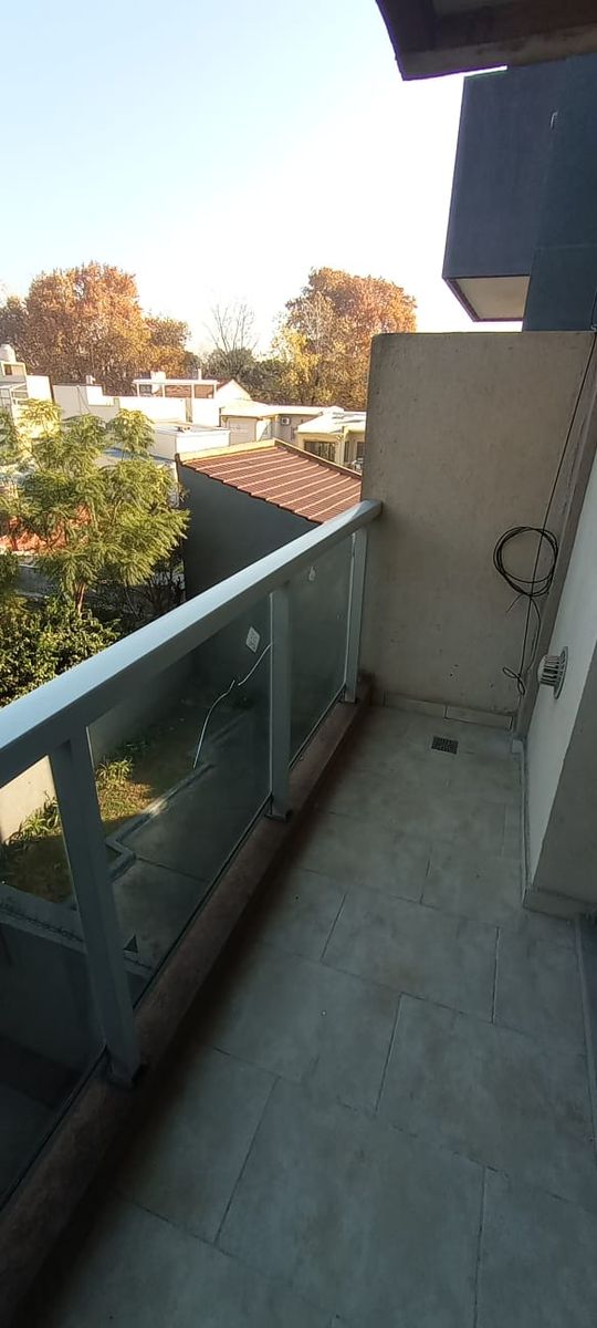 Venta o alquiler de excelente monoambiente luminoso a dos cuadras de la estación de El Palomar - 4