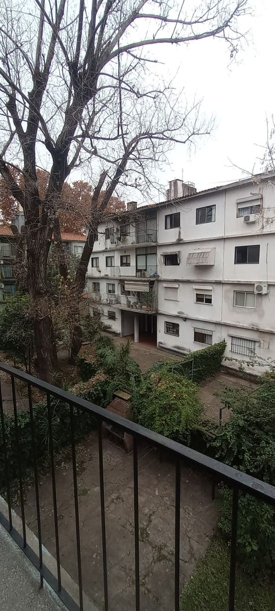 Venta de luminoso departamento de 3 ambientes al contrafrente en excelente ubicación de Ciudad Jardín - 2