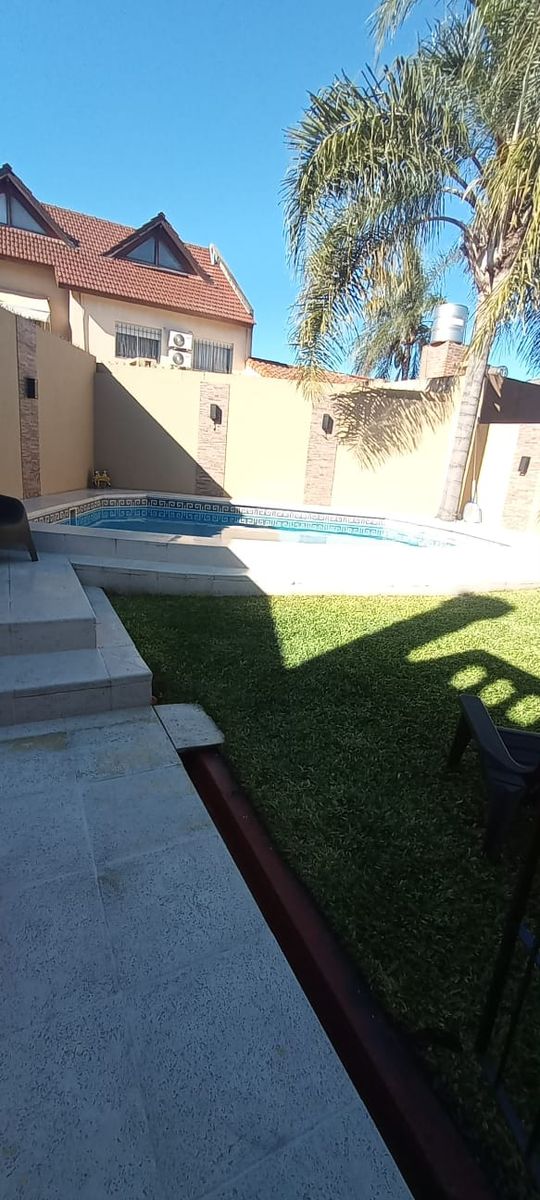 Venta de excelente casa de categoría con 4 dormitorios, piscina, quincho y cochera doble - Apta crédito - Santos Dumont al 2200 - 1