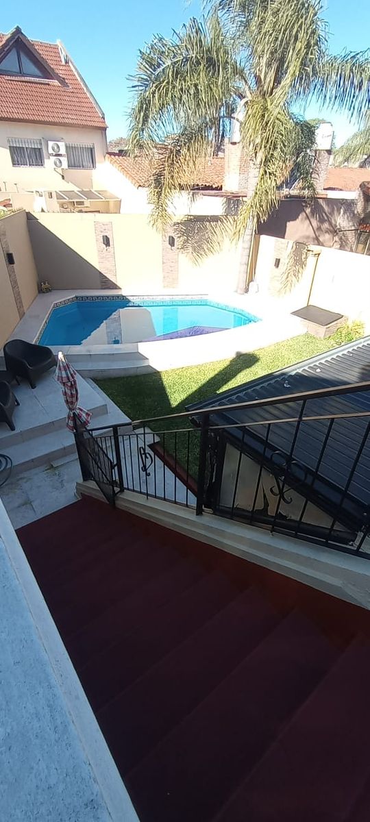 Venta de excelente casa de categoría con 4 dormitorios, piscina, quincho y cochera doble - Apta crédito - Santos Dumont al 2200 - 3
