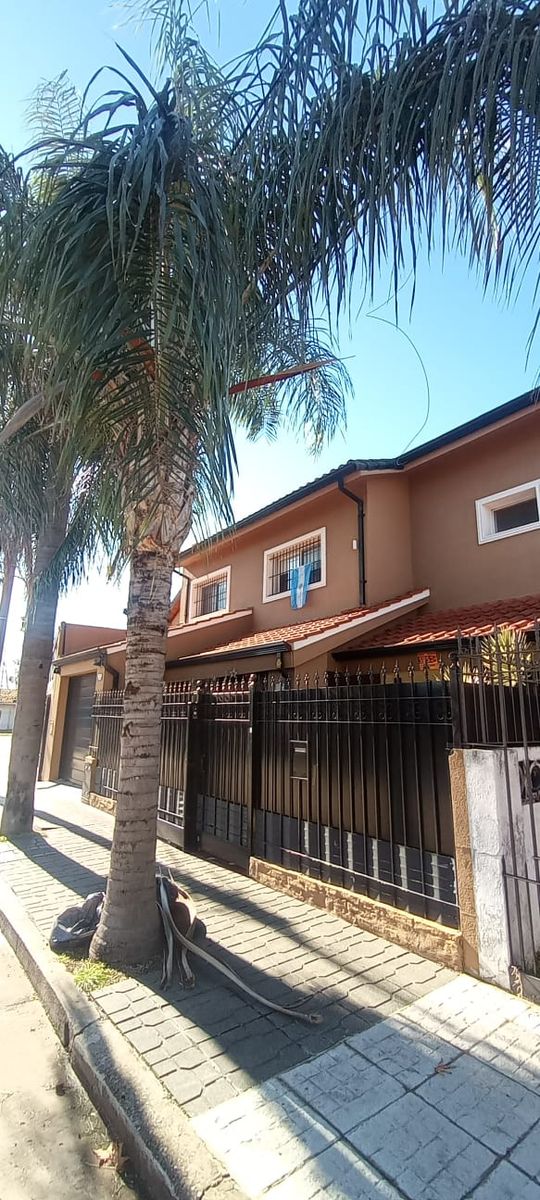 Venta de excelente casa de categoría con 4 dormitorios, piscina, quincho y cochera doble - Apta crédito - Santos Dumont al 2200 - 6