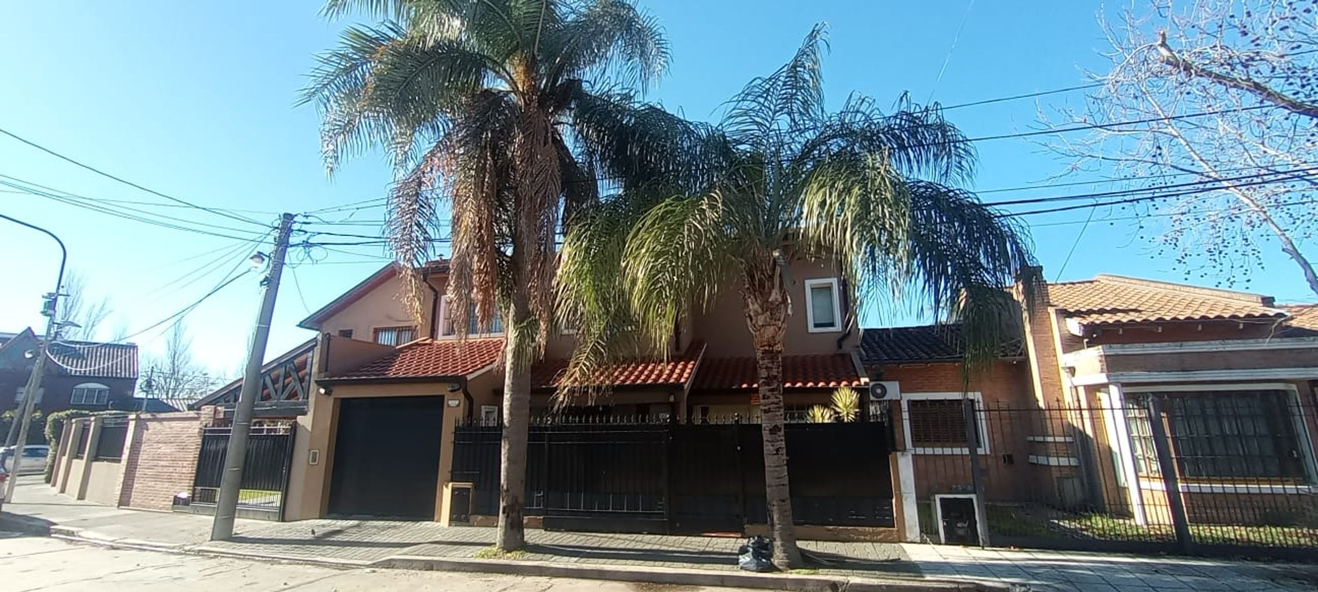 Venta de excelente casa de categoría con 4 dormitorios, piscina, quincho y cochera doble - Apta crédito - Santos Dumont al 2200 - 13